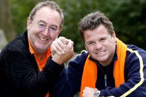 22-05-2006 SHOWBIZZ; HARRY VERMEEGEN EN WOLTER KROES SCOREN EN WINNEN. Harry Vermeegen was even terug in Nederland om met Wolter Kroes een single op te nemen en de daar bij passende videoclip.Na jaren zijn weggeweest te zijn van de Nederlandse beeldbuis is Harry Vermeegen weer terug met een dagelijks tv-programma bij de Tros op Nederland 2.Harry zocht een nieuw voetballied en die heeft hij gevonden bij Wolter Kroes,samen hebben zij een nieuwe tekst geschrven en samen hebben zij het nieuwe lied \