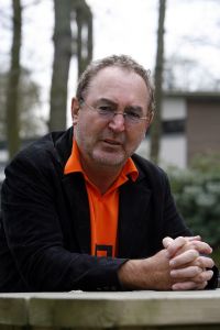22-05-2006 SHOWBIZZ; HARRY VERMEEGEN EN WOLTER KROES SCOREN EN WINNEN. Harry Vermeegen was even terug in Nederland om met Wolter Kroes een single op te nemen en de daar bij passende videoclip.Na jaren zijn weggeweest te zijn van de Nederlandse beeldbuis is Harry Vermeegen weer terug met een dagelijks tv-programma bij de Tros op Nederland 2.Harry zocht een nieuw voetballied en die heeft hij gevonden bij Wolter Kroes,samen hebben zij een nieuwe tekst geschrven en samen hebben zij het nieuwe lied \
