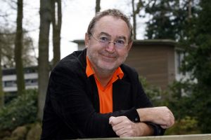 22-05-2006 SHOWBIZZ; HARRY VERMEEGEN EN WOLTER KROES SCOREN EN WINNEN. Harry Vermeegen was even terug in Nederland om met Wolter Kroes een single op te nemen en de daar bij passende videoclip.Na jaren zijn weggeweest te zijn van de Nederlandse beeldbuis is Harry Vermeegen weer terug met een dagelijks tv-programma bij de Tros op Nederland 2.Harry zocht een nieuw voetballied en die heeft hij gevonden bij Wolter Kroes,samen hebben zij een nieuwe tekst geschrven en samen hebben zij het nieuwe lied \