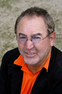 22-05-2006 SHOWBIZZ; HARRY VERMEEGEN EN WOLTER KROES SCOREN EN WINNEN. Harry Vermeegen was even terug in Nederland om met Wolter Kroes een single op te nemen en de daar bij passende videoclip.Na jaren zijn weggeweest te zijn van de Nederlandse beeldbuis is Harry Vermeegen weer terug met een dagelijks tv-programma bij de Tros op Nederland 2.Harry zocht een nieuw voetballied en die heeft hij gevonden bij Wolter Kroes,samen hebben zij een nieuwe tekst geschrven en samen hebben zij het nieuwe lied \