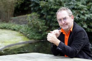 22-05-2006 SHOWBIZZ; HARRY VERMEEGEN EN WOLTER KROES SCOREN EN WINNEN. Harry Vermeegen was even terug in Nederland om met Wolter Kroes een single op te nemen en de daar bij passende videoclip.Na jaren zijn weggeweest te zijn van de Nederlandse beeldbuis is Harry Vermeegen weer terug met een dagelijks tv-programma bij de Tros op Nederland 2.Harry zocht een nieuw voetballied en die heeft hij gevonden bij Wolter Kroes,samen hebben zij een nieuwe tekst geschrven en samen hebben zij het nieuwe lied \