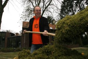 22-05-2006 SHOWBIZZ; HARRY VERMEEGEN EN WOLTER KROES SCOREN EN WINNEN. Harry Vermeegen was even terug in Nederland om met Wolter Kroes een single op te nemen en de daar bij passende videoclip.Na jaren zijn weggeweest te zijn van de Nederlandse beeldbuis is Harry Vermeegen weer terug met een dagelijks tv-programma bij de Tros op Nederland 2.Harry zocht een nieuw voetballied en die heeft hij gevonden bij Wolter Kroes,samen hebben zij een nieuwe tekst geschrven en samen hebben zij het nieuwe lied \