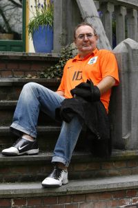 22-05-2006 SHOWBIZZ; HARRY VERMEEGEN EN WOLTER KROES SCOREN EN WINNEN. Harry Vermeegen was even terug in Nederland om met Wolter Kroes een single op te nemen en de daar bij passende videoclip.Na jaren zijn weggeweest te zijn van de Nederlandse beeldbuis is Harry Vermeegen weer terug met een dagelijks tv-programma bij de Tros op Nederland 2.Harry zocht een nieuw voetballied en die heeft hij gevonden bij Wolter Kroes,samen hebben zij een nieuwe tekst geschrven en samen hebben zij het nieuwe lied \