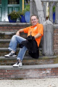 22-05-2006 SHOWBIZZ; HARRY VERMEEGEN EN WOLTER KROES SCOREN EN WINNEN. Harry Vermeegen was even terug in Nederland om met Wolter Kroes een single op te nemen en de daar bij passende videoclip.Na jaren zijn weggeweest te zijn van de Nederlandse beeldbuis is Harry Vermeegen weer terug met een dagelijks tv-programma bij de Tros op Nederland 2.Harry zocht een nieuw voetballied en die heeft hij gevonden bij Wolter Kroes,samen hebben zij een nieuwe tekst geschrven en samen hebben zij het nieuwe lied \