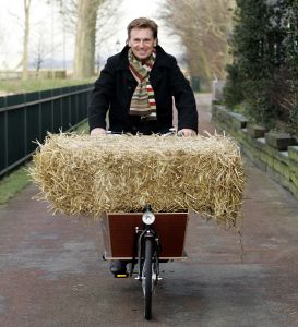 30-05-2006 SHOWBIZZ; TROUWEN BIJ HENNY THUIS ?  HET KAN IN NOVEMBER. Henny gaat een aantal afleveringen maken voor de EO waar mensen kunnen trouwen.Henny ontvangt op een lokatie in Nederland stellen waarvan de bruiloft door omstandigheden geen doorgang kon vinden. Als verrassing mogen deze stellen dan trouwen in huize Huisman maar dan niet bij Henny thuis op Bonaire of in Bakkum maar op een mooie trouwlokatie in ons eigen Nederland.
foto: Albert den Iseger.