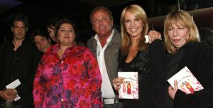 25-04-2006 SHOWBIZZ; GOOISCHE VROUWEN PRESENTEREN DVD IN HILVERSUM. Linde de Mol  Annet Malherbe  Susan Visser en de rest van de crew waren aanwezig om de dvd te presenteren aan de vele gasten.
foto: Albert den Iseger