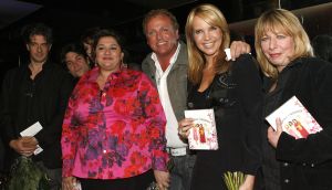 25-04-2006 SHOWBIZZ; GOOISCHE VROUWEN PRESENTEREN DVD IN HILVERSUM. Linde de Mol  Annet Malherbe  Susan Visser en de rest van de crew waren aanwezig om de dvd te presenteren aan de vele gasten.
foto: Albert den Iseger