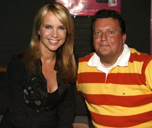 25-04-2006 SHOWBIZZ; GOOISCHE VROUWEN PRESENTEREN DVD IN HILVERSUM. Linde de Mol  Annet Malherbe  Susan Visser en de rest van de crew waren aanwezig om de dvd te presenteren aan de vele gasten.
foto: Albert den Iseger