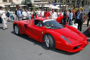 08-05-2006 SHOWBIZZ; TREBLE GAAT VOOR DE HOOGSTE TREDE IN ATHENE. Ze zullen niet zwichten voor het grote geld alles is bij hun back to the basic.Geen Ferrari of Porsche,geen grote huizen en glamour feesten, maar eenvoudig lekker muziek maken en we zullen geen gebruik maken van Haute Couture of special make up, zij Caroline in Monaco. De bookies in Engeland verwachten helemaal niets van Treble, op het moment staan ze helemaal onder aan de lijst en bij inzet van 1 pond krijgt u bij overwinning van Treble van het ESC maar liefst 100 pond uitgekeerd. De 3 spontane meiden blijven er echter heel nuchter over en gaan gewoon hun ding doen in Athene. 
foto: Albert den Iseger