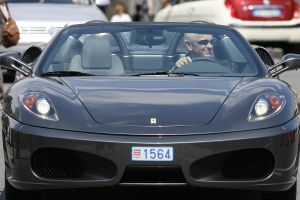 08-05-2006 SHOWBIZZ; TREBLE GAAT VOOR DE HOOGSTE TREDE IN ATHENE. Ze zullen niet zwichten voor het grote geld alles is bij hun back to the basic.Geen Ferrari of Porsche,geen grote huizen en glamour feesten, maar eenvoudig lekker muziek maken en we zullen geen gebruik maken van Haute Couture of special make up, zij Caroline in Monaco. De bookies in Engeland verwachten helemaal niets van Treble, op het moment staan ze helemaal onder aan de lijst en bij inzet van 1 pond krijgt u bij overwinning van Treble van het ESC maar liefst 100 pond uitgekeerd. De 3 spontane meiden blijven er echter heel nuchter over en gaan gewoon hun ding doen in Athene. 
foto: Albert den Iseger
