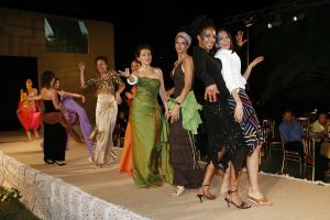 06-05-2006 SHOWBIZZ; RONALD KOLK GEEFT WAANZINNIGE MODE SHOW IN MARRAKECH MAROCCO. De kleine man geeft grote modeshow in Marrakech Marocco. 250 gasten genoten van een avond vol met mode,eten,drinken en gezelligheid In het Palais Mehdi een 5 sterren lokatie even buiten Marrakech. 
foto: Albert den Iseger.