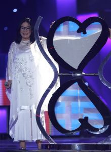 20-05-2006 SHOWBIZZ; NANA MOUSKOURI DE GROTE GAST IN DE FINALE VAN HET ESC TE ATHENE.
foto: Albert den Iseger.