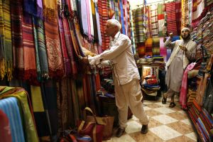 06-05-2006 SHOWBIZZ; RONALD KOLK GEEFT WAANZINNIGE MODE SHOW IN MARRAKECH MAROCCO. De kleine man geeft grote modeshow in Marrakech Marocco. 250 gasten genoten van een avond vol met mode,eten,drinken en gezelligheid In het Palais Mehdi een 5 sterren lokatie even buiten Marrakech. 
foto: Albert den Iseger.