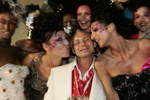 06-05-2006 SHOWBIZZ; RONALD KOLK GEEFT WAANZINNIGE MODE SHOW IN MARRAKECH MAROCCO. De kleine man geeft grote modeshow in Marrakech Marocco. 250 gasten genoten van een avond vol met mode,eten,drinken en gezelligheid In het Palais Mehdi een 5 sterren lokatie even buiten Marrakech. 
foto: Albert den Iseger.