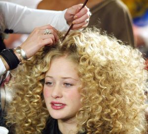 4-12-2002 SHOWBIZZ; KAPPERSSHOW IN PANAMA TE AMSTERDAM. Een vervelende kappersshow in huize Panama te Amsterdam.Onder vakkundig oog van Rob Peetoom werden de meest bizarre show en theater kapsels gemaakt.
foto: Albert den Iseger