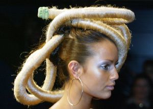 4-12-2002 SHOWBIZZ; KAPPERSSHOW IN PANAMA TE AMSTERDAM. Een vervelende kappersshow in huize Panama te Amsterdam.Onder vakkundig oog van Rob Peetoom werden de meest bizarre show en theater kapsels gemaakt.
foto: Albert den Iseger