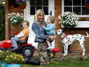 04-05-2006 DAGELIJKS LEVEN: SONJA BAKKER NUMMER 1 OP LIJST VAN BEST VERKOCHTE BOEKEN IN NEDERLAND. Gewichtsconsulente Sonja Bakker heeft meer dan 150.000 boeken verkocht met de titel  BEREIK JE IDEALE GEWICHT. Een effectief programma om verantwoord af te vallen, en het werkt bij vrijwel iedereen. Zeer binnenkort komt boek 2 uit en dit heb ik speciaal geschreven voor te zware kinderen.Een pracht van een boek dat in heldere en klare taal kinderen en hun ouders verteld hoe om te gaan met overgewicht en om op een verantwoorde manier af te vallen.Het eerste boek was een geweldig succes en hoop ook dat dit boek de nummer 1 positie kan verovereren op de bestsellers lijst, aldus Sonja. Als je alle aandacht en positieve reacties mag volgen zal dit ook een bestseller worden  aldus een insider.
foto: Albert den Iseger