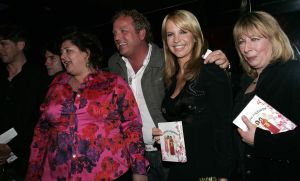 25-04-2006 SHOWBIZZ; GOOISCHE VROUWEN PRESENTEREN DVD IN HILVERSUM. Linde de Mol  Annet Malherbe  Susan Visser en de rest van de crew waren aanwezig om de dvd te presenteren aan de vele gasten.
foto: Albert den Iseger