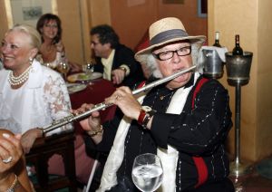 06-05-2006 SHOWBIZZ; RONALD KOLK GEEFT WAANZINNIGE MODE SHOW IN MARRAKECH MAROCCO. De kleine man geeft grote modeshow in Marrakech Marocco. 250 gasten genoten van een avond vol met mode,eten,drinken en gezelligheid In het Palais Mehdi een 5 sterren lokatie even buiten Marrakech. 
foto: Albert den Iseger.