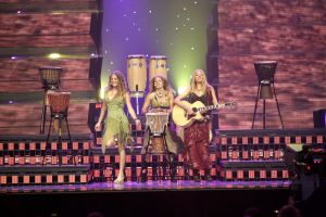 18-05-2006 SHOWBIZZ; FEEL THE RHYTHM VAN TREBLE IN ATHENE. Vanavond is het erop of eronder voor Treble. In alle repetities klonk het als een klok en gezien de concurrenten verwacht iedereen hier dat ze de finale gaan halen.
foto: Albert den Iseger.