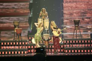 18-05-2006 SHOWBIZZ; FEEL THE RHYTHM VAN TREBLE IN ATHENE. Vanavond is het erop of eronder voor Treble. In alle repetities klonk het als een klok en gezien de concurrenten verwacht iedereen hier dat ze de finale gaan halen.
foto: Albert den Iseger.