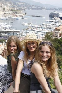 
Beschrijving foto:
08-05-2006 SHOWBIZZ; TREBLE GAAT VOOR DE HOOGSTE TREDE IN ATHENE. Ze zullen niet zwichten voor het grote geld alles is bij hun back to the basic.Geen Ferrari of Porsche,geen grote huizen en glamour feesten, maar eenvoudig lekker muziek maken en we zullen geen gebruik maken van Haute Couture of special make up, zij Caroline in Monaco. De bookies in Engeland verwachten helemaal niets van Treble, op het moment staan ze helemaal onder aan de lijst en bij inzet van 1 pond krijgt u bij overwinning van Treble van het ESC maar liefst 100 pond uitgekeerd. De 3 spontane meiden blijven er echter heel nuchter over en gaan gewoon hun ding doen in Athene. 
foto: Albert den Iseger