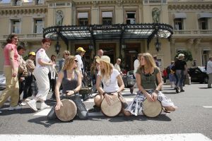 
Beschrijving foto:
08-05-2006 SHOWBIZZ; TREBLE GAAT VOOR DE HOOGSTE TREDE IN ATHENE. Ze zullen niet zwichten voor het grote geld alles is bij hun back to the basic.Geen Ferrari of Porsche,geen grote huizen en glamour feesten, maar eenvoudig lekker muziek maken en we zullen geen gebruik maken van Haute Couture of special make up, zij Caroline in Monaco. De bookies in Engeland verwachten helemaal niets van Treble, op het moment staan ze helemaal onder aan de lijst en bij inzet van 1 pond krijgt u bij overwinning van Treble van het ESC maar liefst 100 pond uitgekeerd. De 3 spontane meiden blijven er echter heel nuchter over en gaan gewoon hun ding doen in Athene. 
foto: Albert den Iseger