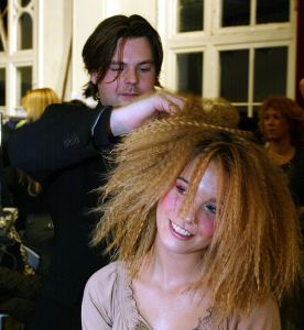 4-12-2002 SHOWBIZZ; KAPPERSSHOW IN PANAMA TE AMSTERDAM. Een vervelende kappersshow in huize Panama te Amsterdam.Onder vakkundig oog van Rob Peetoom werden de meest bizarre show en theater kapsels gemaakt.
foto: Albert den Iseger