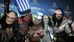 24-05-2006 SHOWBIZZ:DE WEERZINWEKKENDSTE WINNAARS ALLER TIJDEN. Finse rockgroep belediging voor het Europese Songfestival.Met weerzinwekkende maskers, vervormde gitaren en stemmen die niet om aan te horen waren heeft Lordi kans gezien het Eurovisie songfestival te winnen. De Europese pers heeft stad en land afgezocht naar foto\'s van de leden van Lordi maar tevergeefs!!.Vele ochtendbladen brachten foto\'s van de leadzanger van  Lordi  zonder masker maar helaas waren dit niet de foto\'s van de bedoelde zanger maar van een ander persoon. Woensdagavond waren de heren van Lordi nog op een feest geweest in de Euroclub te Athene en wel zonder de maskers, maar iedereen vond ze niet interessant genoeg om op de foto te zetten.Wij brengen de foto\'s binnenkort wel.
foto: Albert den Iseger.