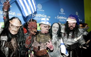 24-05-2006 SHOWBIZZ:DE WEERZINWEKKENDSTE WINNAARS ALLER TIJDEN. Finse rockgroep belediging voor het Europese Songfestival.Met weerzinwekkende maskers, vervormde gitaren en stemmen die niet om aan te horen waren heeft Lordi kans gezien het Eurovisie songfestival te winnen. De Europese pers heeft stad en land afgezocht naar foto\'s van de leden van Lordi maar tevergeefs!!.Vele ochtendbladen brachten foto\'s van de leadzanger van  Lordi  zonder masker maar helaas waren dit niet de foto\'s van de bedoelde zanger maar van een ander persoon. Woensdagavond waren de heren van Lordi nog op een feest geweest in de Euroclub te Athene en wel zonder de maskers, maar iedereen vond ze niet interessant genoeg om op de foto te zetten.Wij brengen de foto\'s binnenkort wel.
foto: Albert den Iseger.