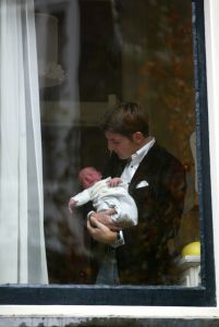 26-10-2002: PRINS MAURITS TOONT ZIJN ZOON LUCAS AAN PERS FOTOGRAFEN.
foto: Albert den Iseger
