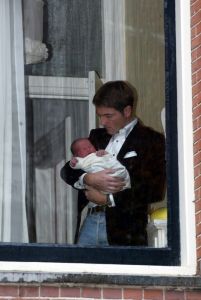 26-10-2002: PRINS MAURITS TOONT ZIJN ZOON LUCAS AAN PERS FOTOGRAFEN.
foto: Albert den Iseger