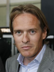 24-05-2007 SHOWBIZZ: MATTHIJS VAN NIEUWKERK HEEFT OOK EIGEN BLAD MET DE NAAM MATTHIJS. De Don Juan van Hilversum is hotter dan hot en daarom vondt Linda de Mol de tijd meer dan rijp om een eigen blad te maken van de omroep playboy Matthijs van Nieuwkerk.Volgens de vele media draagt hij straks ook de Televisierring 2007. Met veel succes presenteerde Matthijs het afgelopen seizoen Vara DE WERELD DRAAIT DOOR een tv programma dat de TELVISIER RING 2007 nauwelijks kan ontgaan.We zullen het waarschijnlijk gaan meemaken.
foto: Albert den Iseger.