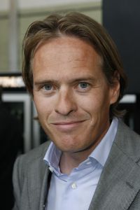 24-05-2007 SHOWBIZZ: MATTHIJS VAN NIEUWKERK HEEFT OOK EIGEN BLAD MET DE NAAM MATTHIJS. De Don Juan van Hilversum is hotter dan hot en daarom vondt Linda de Mol de tijd meer dan rijp om een eigen blad te maken van de omroep playboy Matthijs van Nieuwkerk.Volgens de vele media draagt hij straks ook de Televisierring 2007. Met veel succes presenteerde Matthijs het afgelopen seizoen Vara DE WERELD DRAAIT DOOR een tv programma dat de TELVISIER RING 2007 nauwelijks kan ontgaan.We zullen het waarschijnlijk gaan meemaken.
foto: Albert den Iseger.