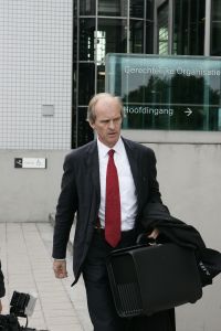 11-05-2007 SHOWBIZZ; HANS EN CONNY BREUKHOVEN WEER VOOR HET GERECHT IN AMSTERDAM. Het blijft komen en gaan naar het gerechtsgebouw te Amsterdam. Het ene kort geding is nog niet uitgesproken of het andere dient zich alweer aan. Drukke juridische tijden voor het showbizz paar.
foto: Albert den Iseger