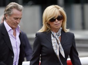 11-05-2007 SHOWBIZZ; HANS EN CONNY BREUKHOVEN WEER VOOR HET GERECHT IN AMSTERDAM. Het blijft komen en gaan naar het gerechtsgebouw te Amsterdam. Het ene kort geding is nog niet uitgesproken of het andere dient zich alweer aan. Drukke juridische tijden voor het showbizz paar.
foto: Albert den Iseger