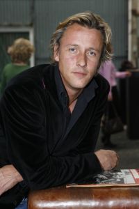 24-05-2007 SHOWBIZZ: MATTHIJS VAN NIEUWKERK HEEFT OOK EIGEN BLAD MET DE NAAM MATTHIJS. De Don Juan van Hilversum is hotter dan hot en daarom vondt Linda de Mol de tijd meer dan rijp om een eigen blad te maken van de omroep playboy Matthijs van Nieuwkerk.Volgens de vele media draagt hij straks ook de Televisierring 2007. Met veel succes presenteerde Matthijs het afgelopen seizoen Vara DE WERELD DRAAIT DOOR een tv programma dat de TELVISIER RING 2007 nauwelijks kan ontgaan.We zullen het waarschijnlijk gaan meemaken.
foto: Albert den Iseger.