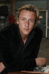 24-05-2007 SHOWBIZZ: MATTHIJS VAN NIEUWKERK HEEFT OOK EIGEN BLAD MET DE NAAM MATTHIJS. De Don Juan van Hilversum is hotter dan hot en daarom vondt Linda de Mol de tijd meer dan rijp om een eigen blad te maken van de omroep playboy Matthijs van Nieuwkerk.Volgens de vele media draagt hij straks ook de Televisierring 2007. Met veel succes presenteerde Matthijs het afgelopen seizoen Vara DE WERELD DRAAIT DOOR een tv programma dat de TELVISIER RING 2007 nauwelijks kan ontgaan.We zullen het waarschijnlijk gaan meemaken.
foto: Albert den Iseger.