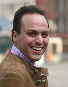 21-03-2007 SHOWBIZZ; FRANS BAUER 23 ECHTE KILO-S AFGEVALLEN EN IS EEN ANDER MENS GEWORDEN.Frans is via het Sonja Bakker dieet en veel te trainen en te sporten 23 kilo kwijt.Hij voelt zich herboren en verkeerd in een top conditie. Weekblad Prive ging met Frans en Mariska en paar dagen op stap en maakte de mooiste foto reportage. Het echte verhaal van Frans en Mariska en mooste foto-s morgen in uw Weekblad Prive.
