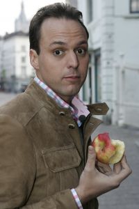 21-03-2007 SHOWBIZZ; FRANS BAUER 23 ECHTE KILO-S AFGEVALLEN EN IS EEN ANDER MENS GEWORDEN.Frans is via het Sonja Bakker dieet en veel te trainen en te sporten 23 kilo kwijt.Hij voelt zich herboren en verkeerd in een top conditie. Weekblad Prive ging met Frans en Mariska en paar dagen op stap en maakte de mooiste foto reportage. Het echte verhaal van Frans en Mariska en mooste foto-s morgen in uw Weekblad Prive.