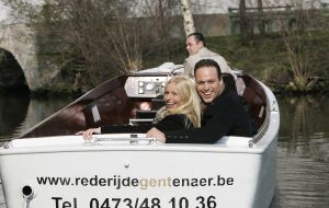 21-03-2007 SHOWBIZZ; FRANS BAUER 23 ECHTE KILO-S AFGEVALLEN EN IS EEN ANDER MENS GEWORDEN.Frans is via het Sonja Bakker dieet en veel te trainen en te sporten 23 kilo kwijt.Hij voelt zich herboren en verkeerd in een top conditie. Weekblad Prive ging met Frans en Mariska en paar dagen op stap en maakte de mooiste foto reportage. Het echte verhaal van Frans en Mariska en mooste foto-s morgen in uw Weekblad Prive.
