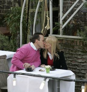 21-03-2007 SHOWBIZZ; FRANS BAUER 23 ECHTE KILO-S AFGEVALLEN EN IS EEN ANDER MENS GEWORDEN.Frans is via het Sonja Bakker dieet en veel te trainen en te sporten 23 kilo kwijt.Hij voelt zich herboren en verkeerd in een top conditie. Weekblad Prive ging met Frans en Mariska en paar dagen op stap en maakte de mooiste foto reportage. Het echte verhaal van Frans en Mariska en mooste foto-s morgen in uw Weekblad Prive.