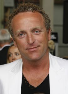 24-05-2007 SHOWBIZZ: MATTHIJS VAN NIEUWKERK HEEFT OOK EIGEN BLAD MET DE NAAM MATTHIJS. De Don Juan van Hilversum is hotter dan hot en daarom vondt Linda de Mol de tijd meer dan rijp om een eigen blad te maken van de omroep playboy Matthijs van Nieuwkerk.Volgens de vele media draagt hij straks ook de Televisierring 2007. Met veel succes presenteerde Matthijs het afgelopen seizoen Vara DE WERELD DRAAIT DOOR een tv programma dat de TELVISIER RING 2007 nauwelijks kan ontgaan.We zullen het waarschijnlijk gaan meemaken.
foto: Albert den Iseger.