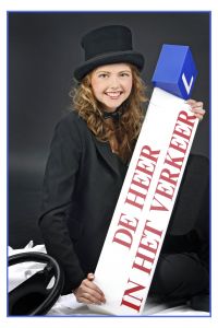 15-05-2007 ONDERWIJS: DE HAARLEMSE AKADEMIE LAAT RECLAME OPDRACHT VERWERKEN IN VISAGIE LES. De door de cursisten mee gebrachte modellen moesten dit keer een advertentie pagina vullen van een glossy magazine en een reclame boodschap uitbeelden. Het werd een foto shoot met vooral veel luchtjes en een glamour smile naar de camera.
foto: Albert den Iseger.