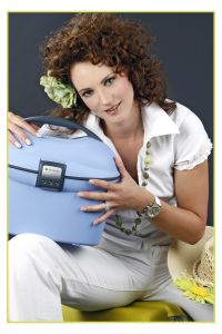 15-05-2007 ONDERWIJS: DE HAARLEMSE AKADEMIE LAAT RECLAME OPDRACHT VERWERKEN IN VISAGIE LES. De door de cursisten mee gebrachte modellen moesten dit keer een advertentie pagina vullen van een glossy magazine en een reclame boodschap uitbeelden. Het werd een foto shoot met vooral veel luchtjes en een glamour smile naar de camera.
foto: Albert den Iseger.