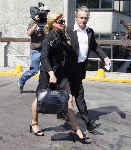 11-05-2007 SHOWBIZZ; HANS EN CONNY BREUKHOVEN WEER VOOR HET GERECHT IN AMSTERDAM. Het blijft komen en gaan naar het gerechtsgebouw te Amsterdam. Het ene kort geding is nog niet uitgesproken of het andere dient zich alweer aan. Drukke juridische tijden voor het showbizz paar.
foto: Albert den Iseger