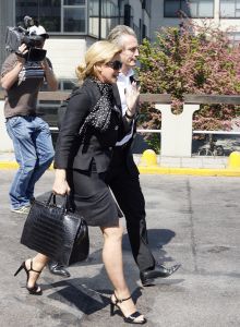 11-05-2007 SHOWBIZZ; HANS EN CONNY BREUKHOVEN WEER VOOR HET GERECHT IN AMSTERDAM. Het blijft komen en gaan naar het gerechtsgebouw te Amsterdam. Het ene kort geding is nog niet uitgesproken of het andere dient zich alweer aan. Drukke juridische tijden voor het showbizz paar.
foto: Albert den Iseger