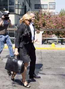 11-05-2007 SHOWBIZZ; HANS EN CONNY BREUKHOVEN WEER VOOR HET GERECHT IN AMSTERDAM. Het blijft komen en gaan naar het gerechtsgebouw te Amsterdam. Het ene kort geding is nog niet uitgesproken of het andere dient zich alweer aan. Drukke juridische tijden voor het showbizz paar.
foto: Albert den Iseger