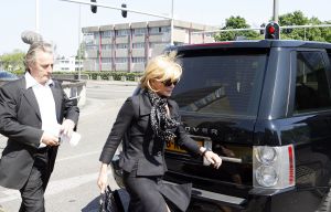 11-05-2007 SHOWBIZZ; HANS EN CONNY BREUKHOVEN WEER VOOR HET GERECHT IN AMSTERDAM. Het blijft komen en gaan naar het gerechtsgebouw te Amsterdam. Het ene kort geding is nog niet uitgesproken of het andere dient zich alweer aan. Drukke juridische tijden voor het showbizz paar.
foto: Albert den Iseger
