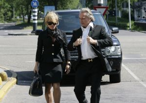 11-05-2007 SHOWBIZZ; HANS EN CONNY BREUKHOVEN WEER VOOR HET GERECHT IN AMSTERDAM. Het blijft komen en gaan naar het gerechtsgebouw te Amsterdam. Het ene kort geding is nog niet uitgesproken of het andere dient zich alweer aan. Drukke juridische tijden voor het showbizz paar.
foto: Albert den Iseger